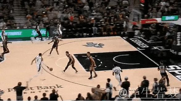 亚历山大截球反击,文班亚马防不住 亚历山大截球反击,文班亚马防不住